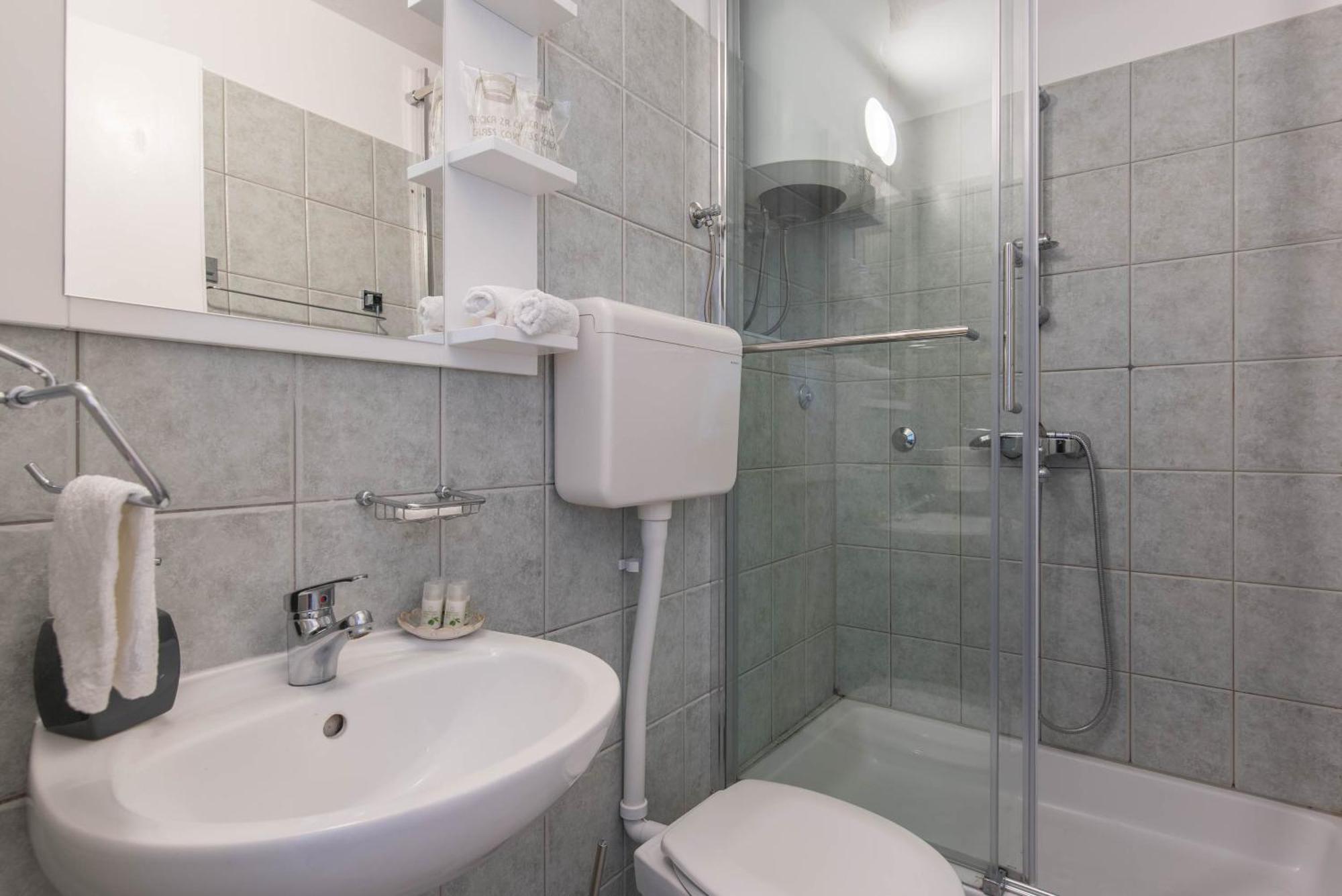Beachfront Apartments Zanic Podstrana Quarto foto